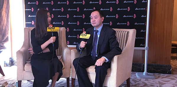 澳星移民副總裁George接受新浪盛典專訪并領取“2016中國品牌知名度移民機構”獎牌